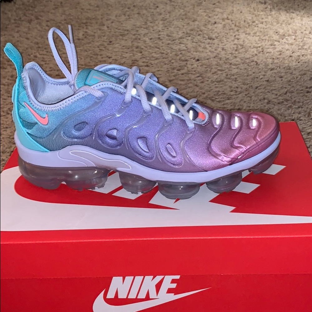 NIKE AIR VAPORMAX PLUS